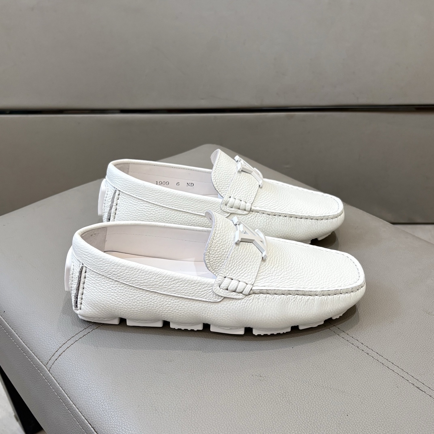 Louis Vuitton Male Loafers Cow Leather L