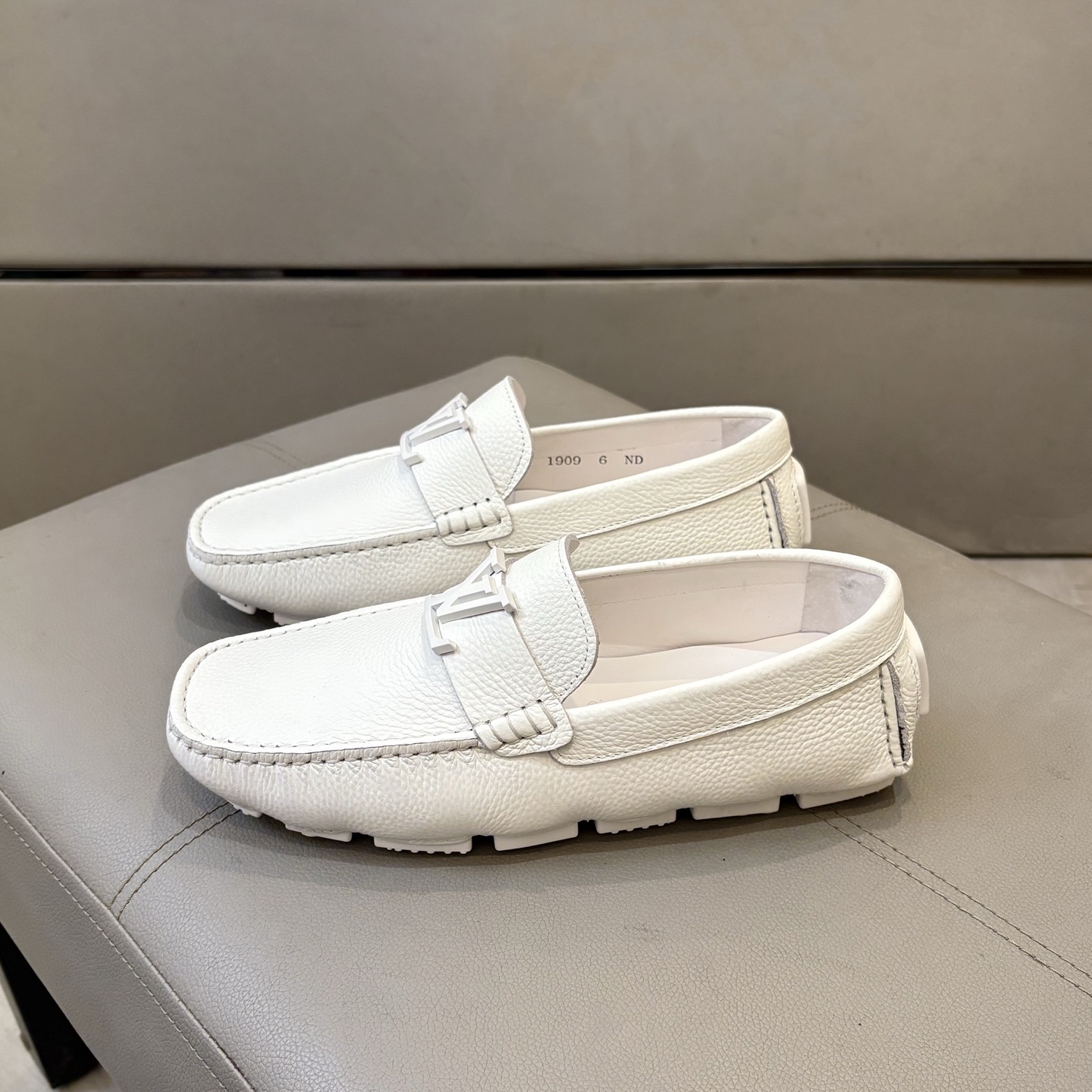 Louis Vuitton Male Loafers Cow Leather L