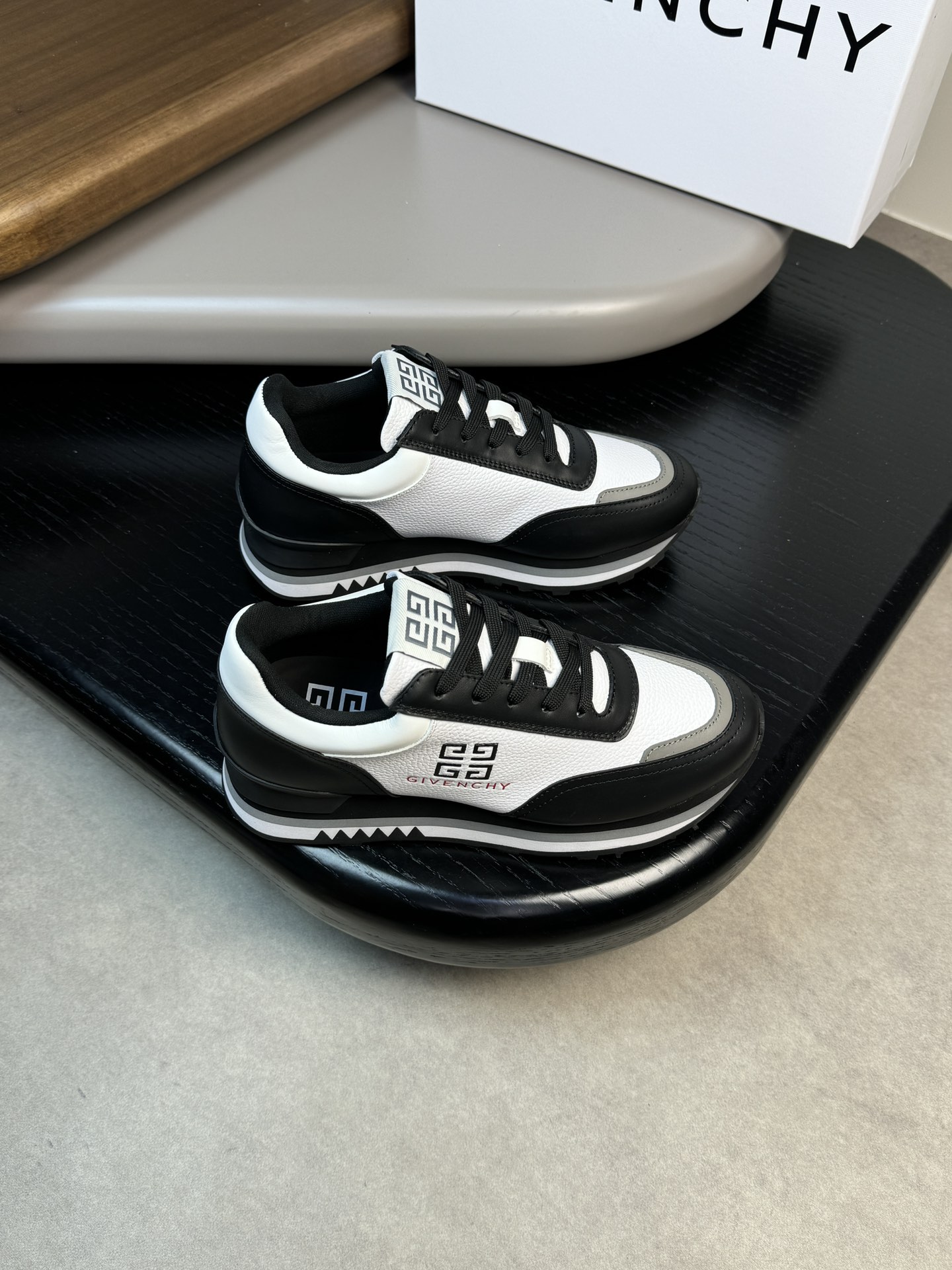 Givenchy Basic Shoes L-s