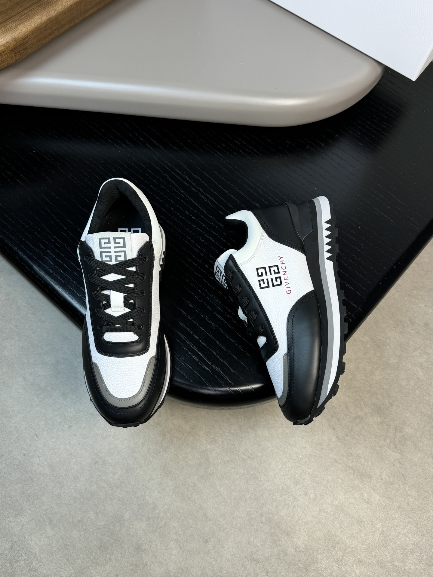 Givenchy Basic Shoes L-s