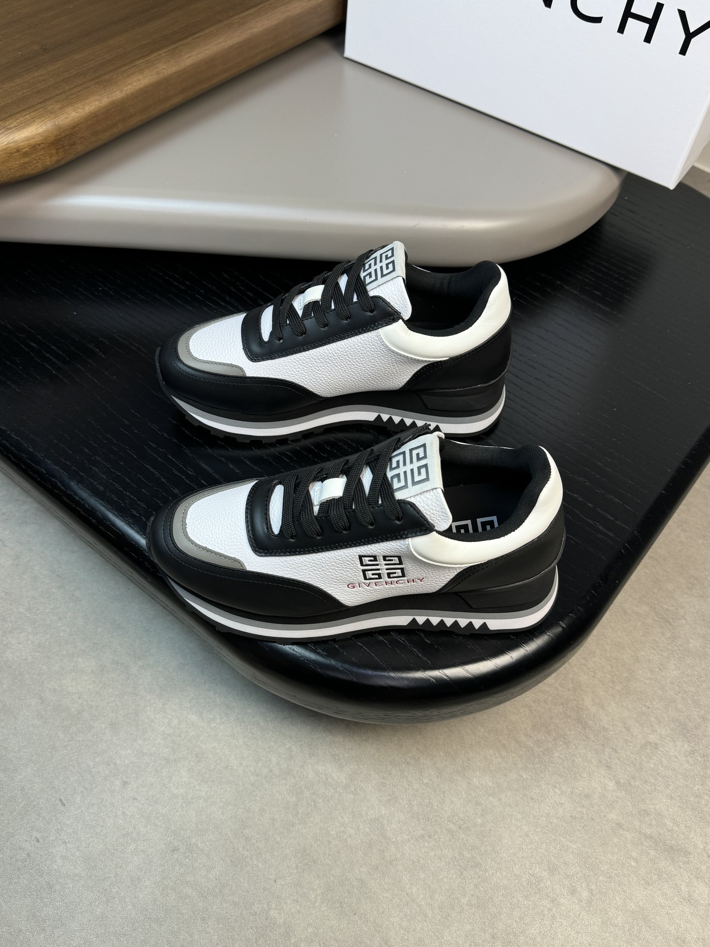 Givenchy Basic Shoes L-s