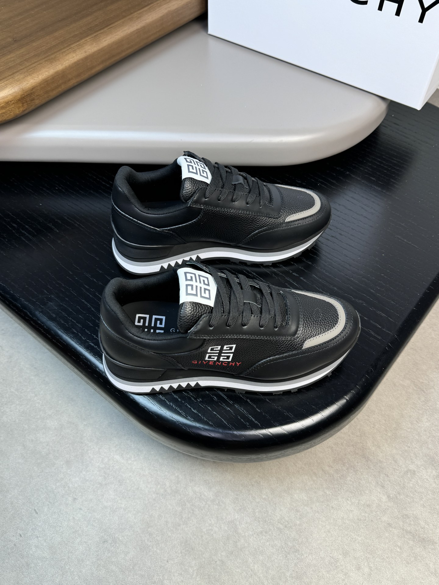 Givenchy Basic Shoes L-s