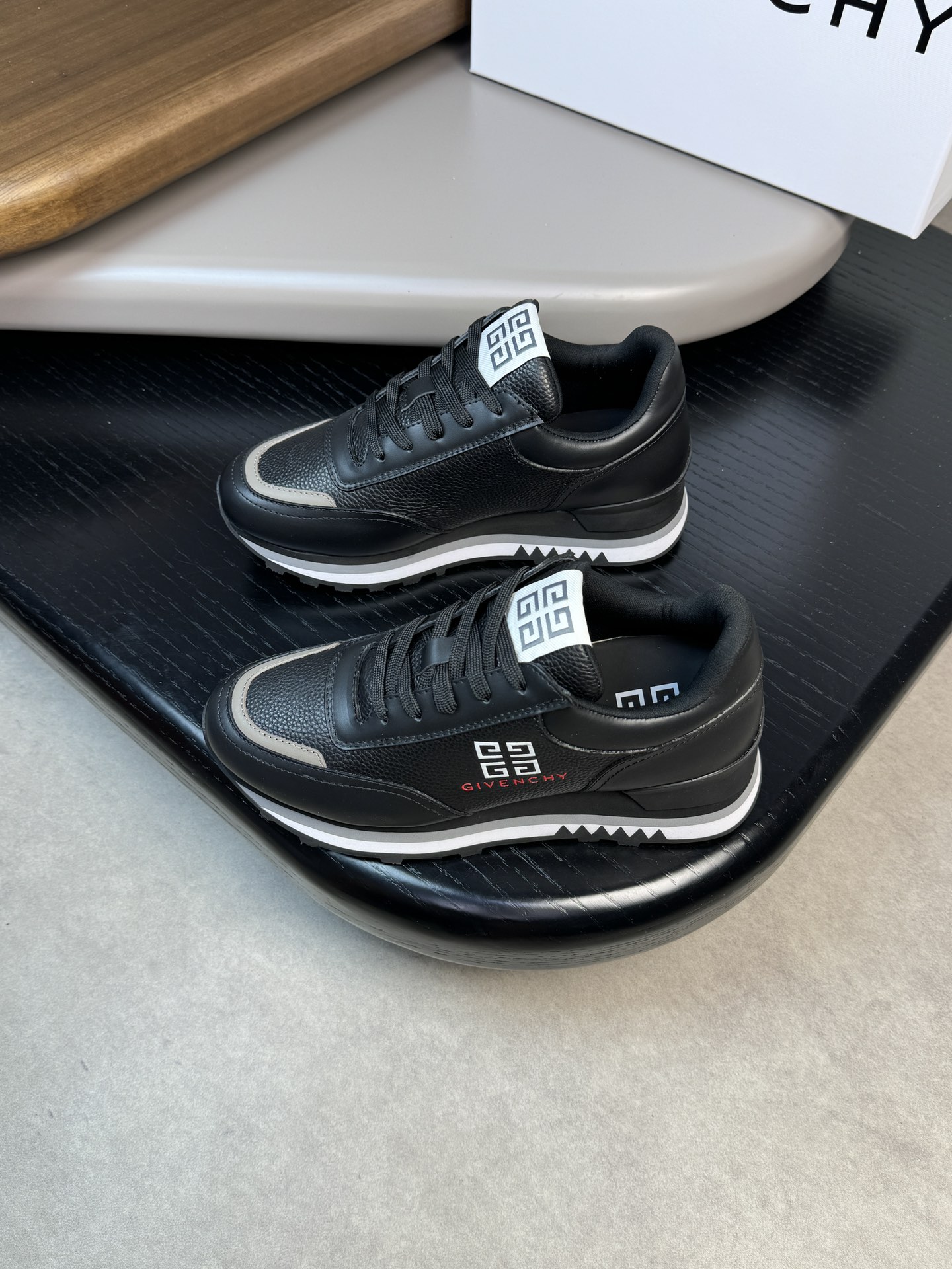 Givenchy Basic Shoes L-s