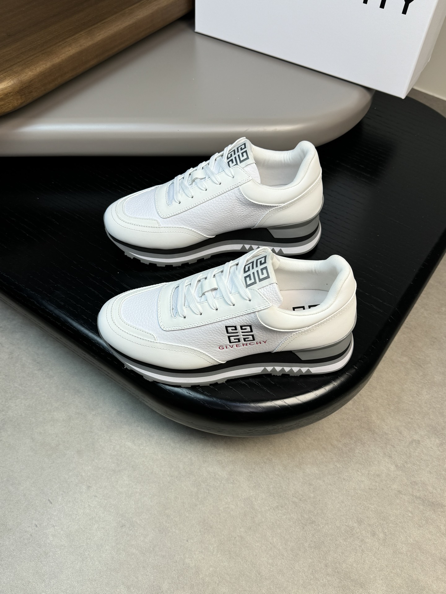 Givenchy Basic Shoes L-s