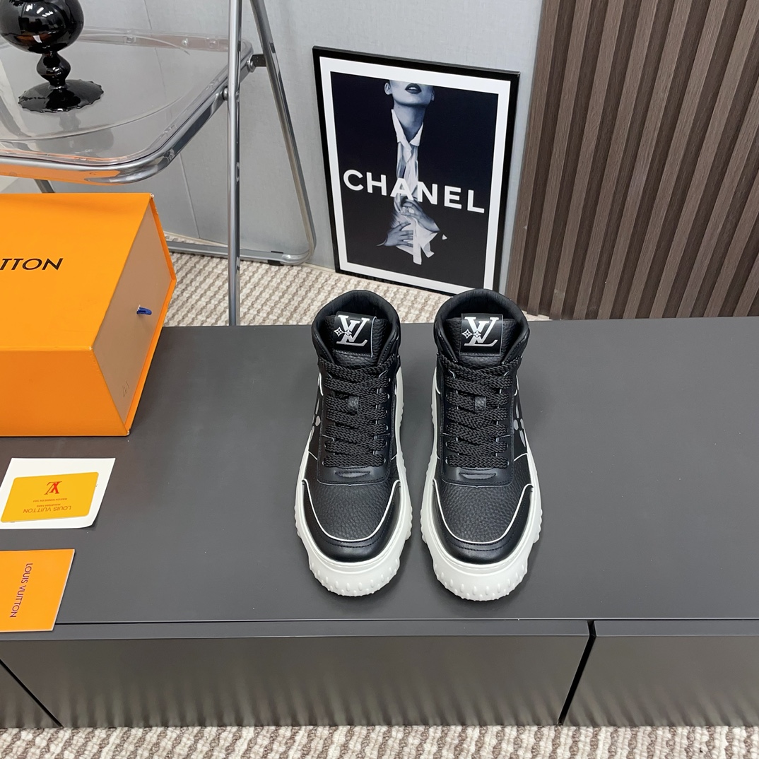 Louis Vuitton Male Sneakers L