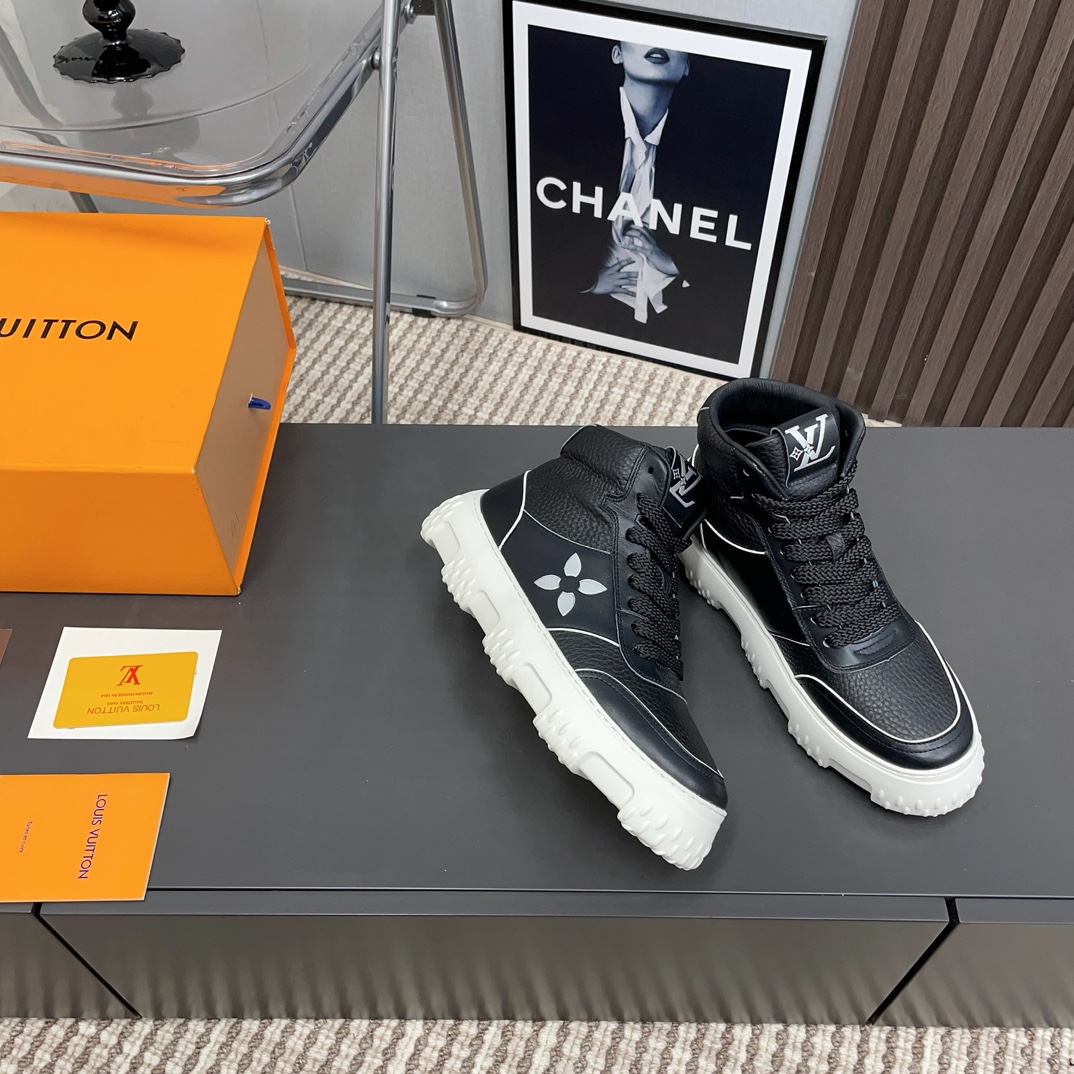 Louis Vuitton Male Sneakers L