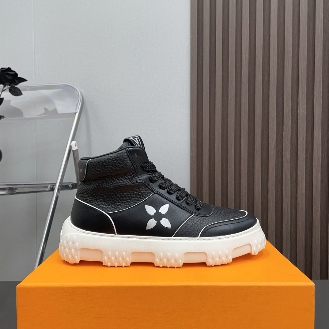 Louis Vuitton Male Sneakers L