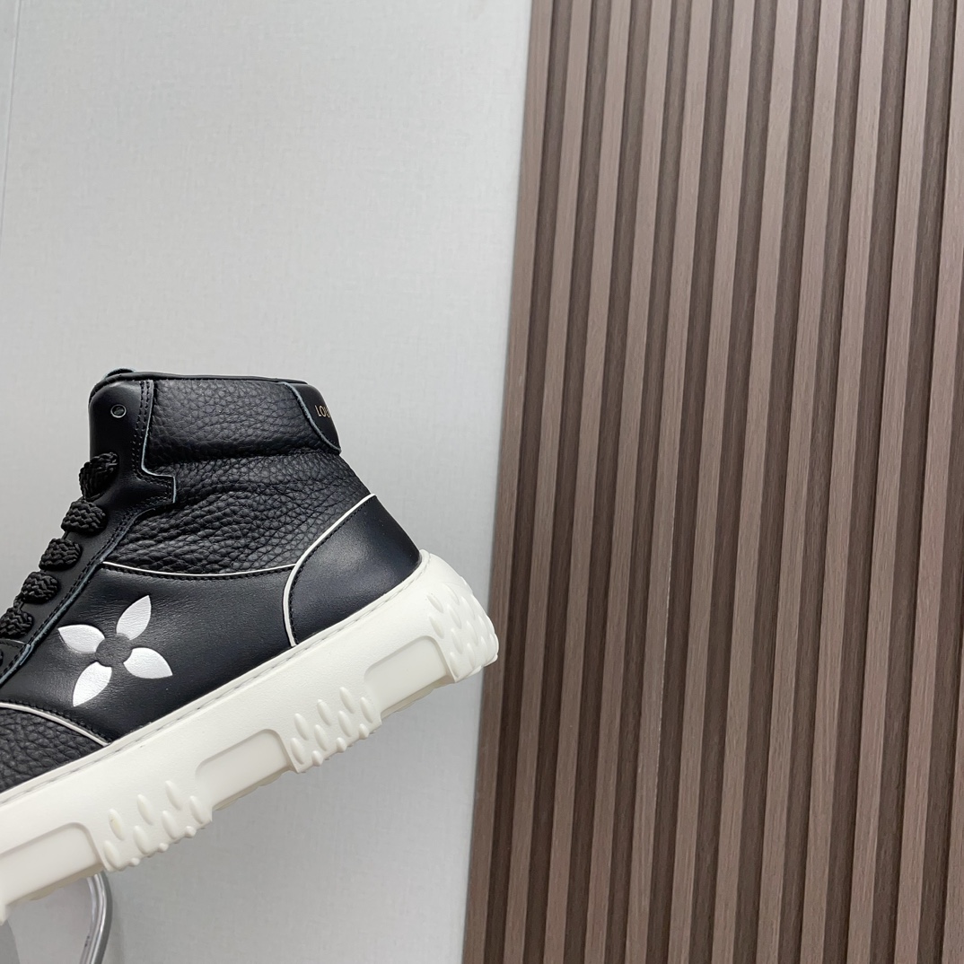 Louis Vuitton Male Sneakers L