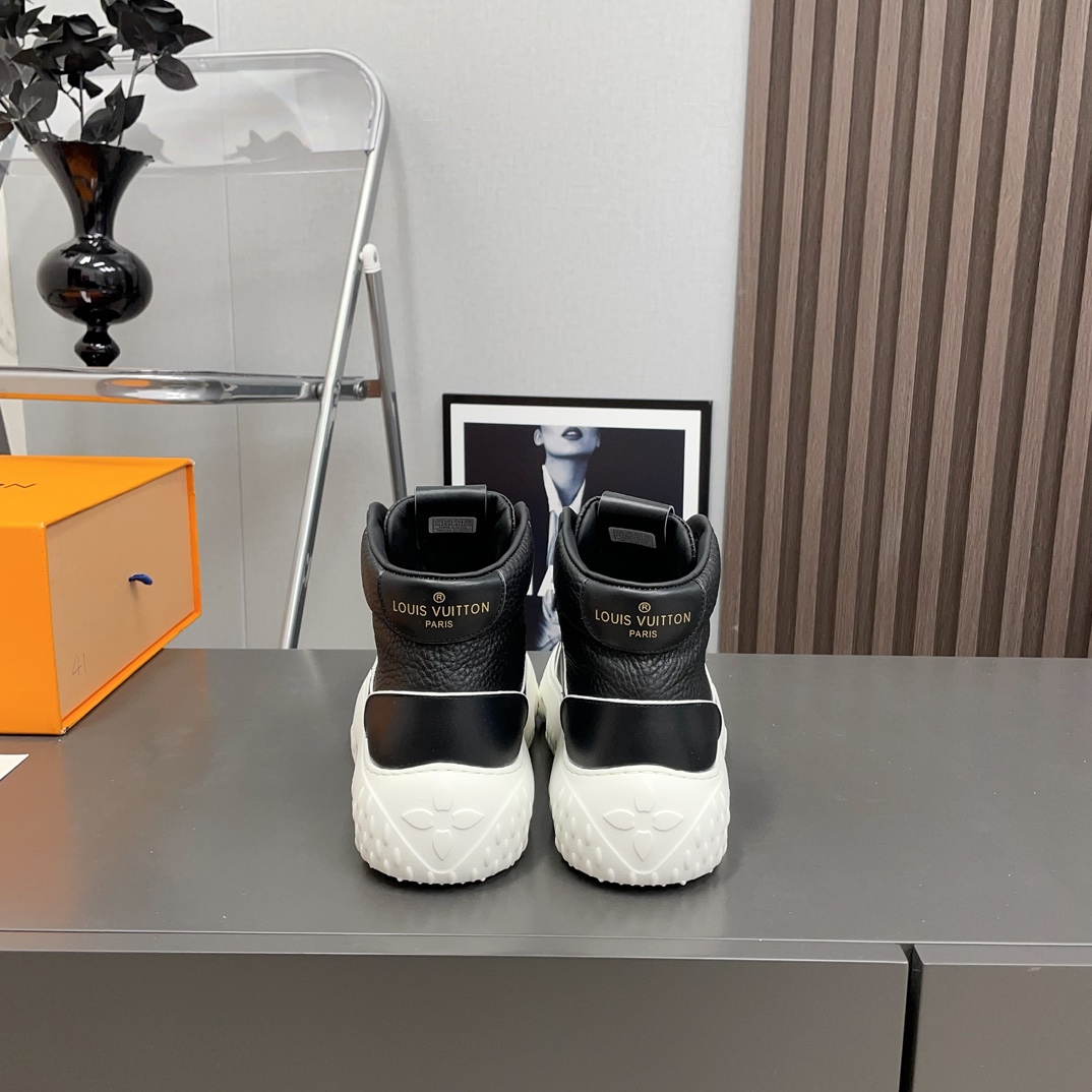 Louis Vuitton Male Sneakers L