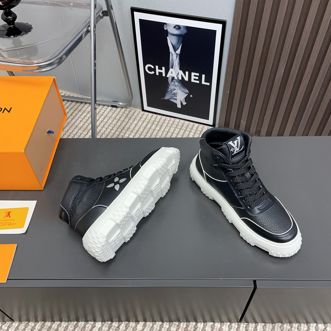 Louis Vuitton Male Sneakers L