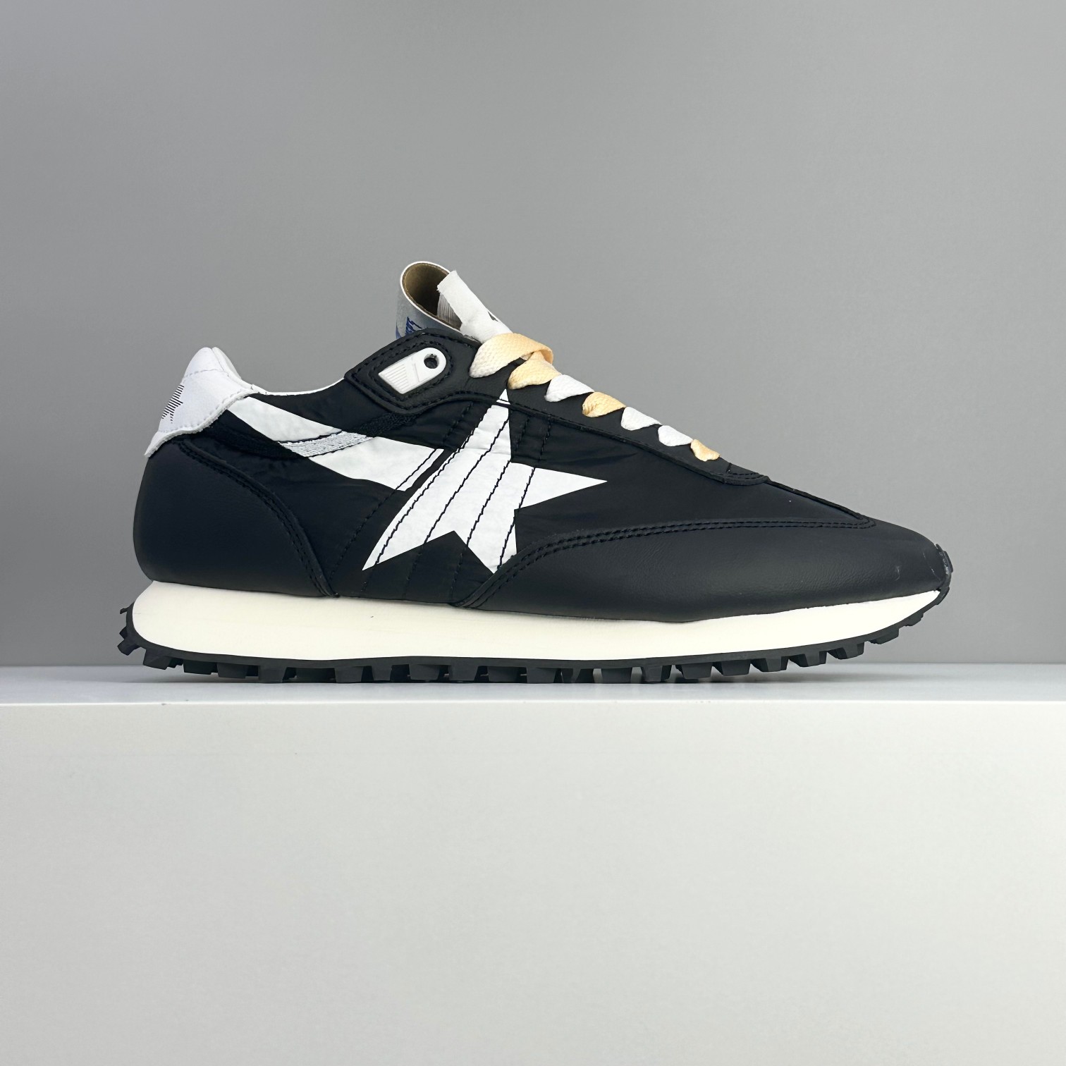 Golden Goose Female Sneakers M-l-s