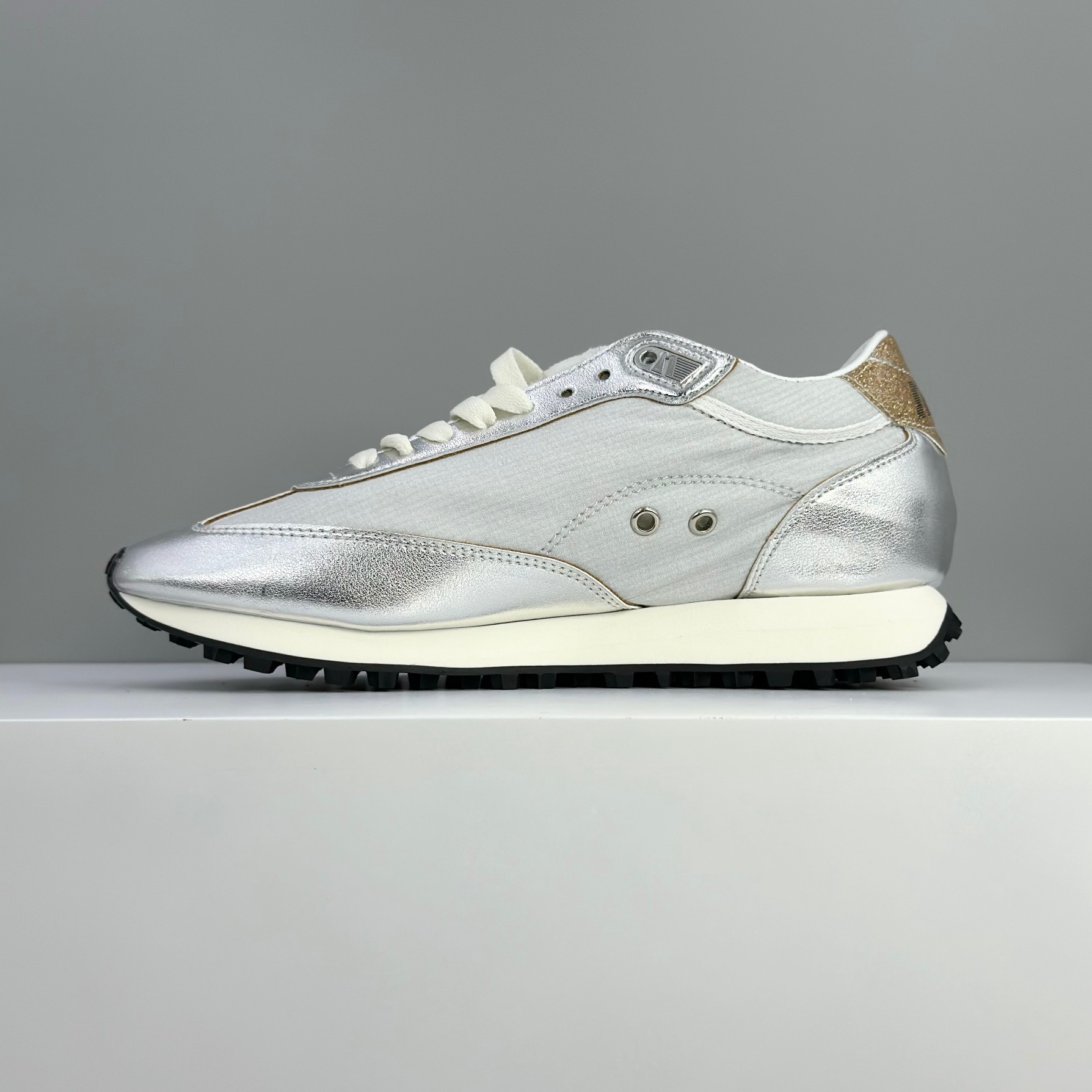 Golden Goose Female Sneakers Red M-l-s