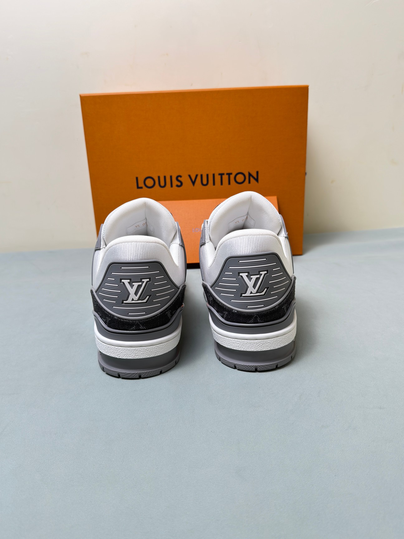Louis Vuitton Male Sneakers Gray 45-m-l
