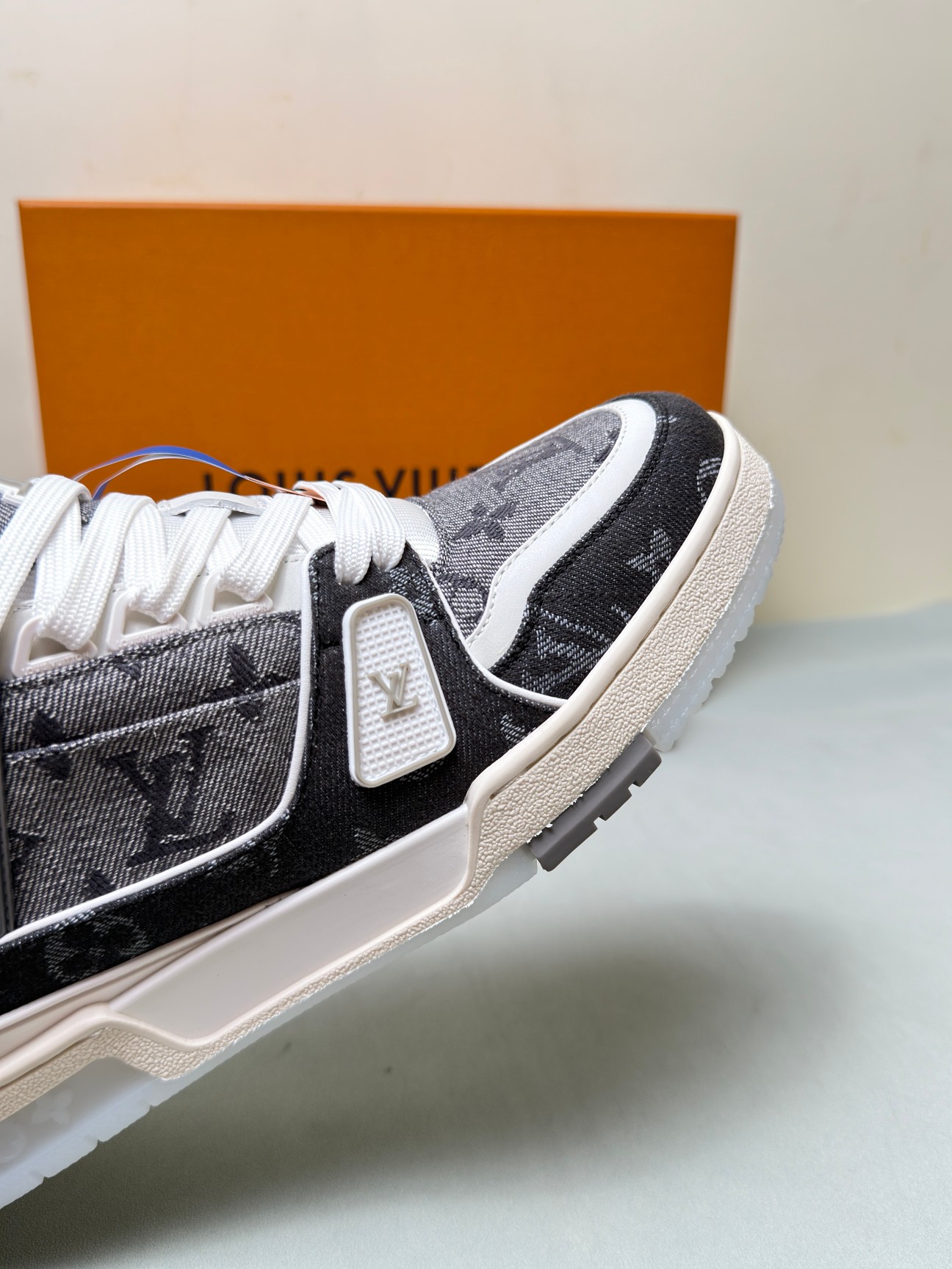 Louis Vuitton Male Sneakers Gray 45-m-l