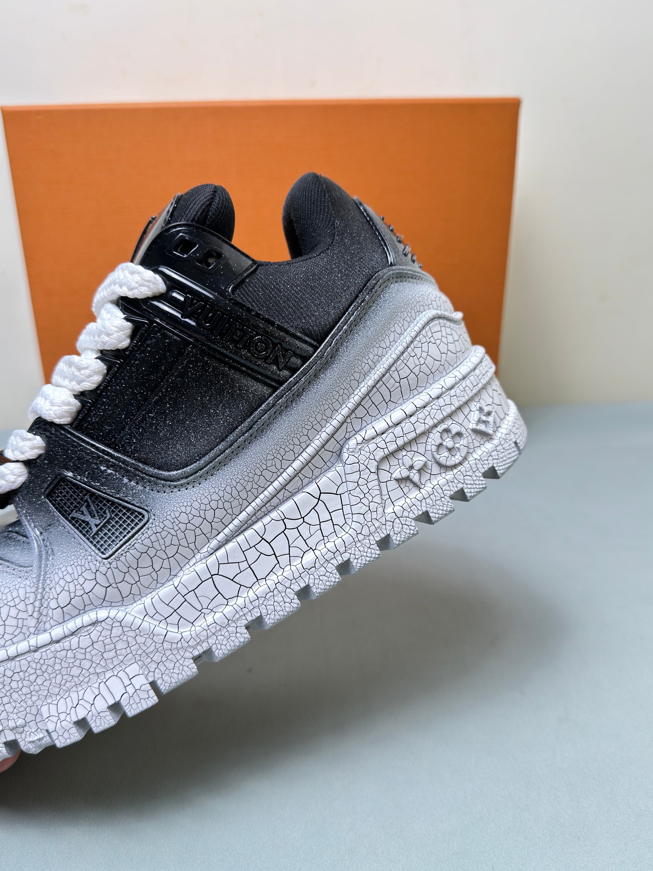 Louis Vuitton Male Sneakers M-l