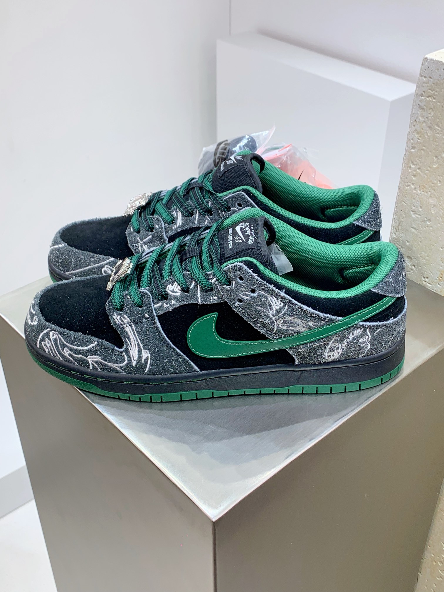 Nike Basic Shoes Black L-s