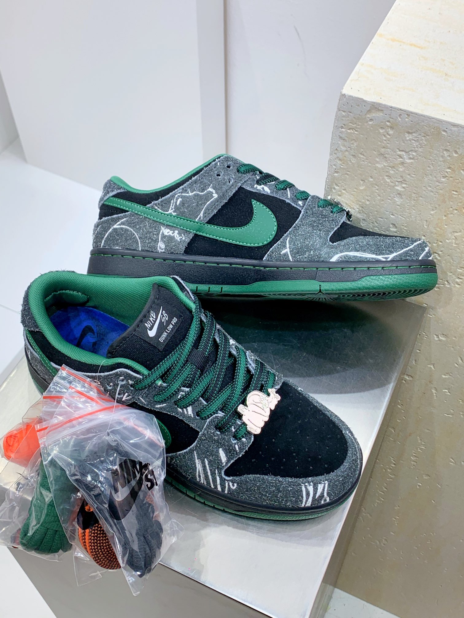 Nike Basic Shoes Black L-s