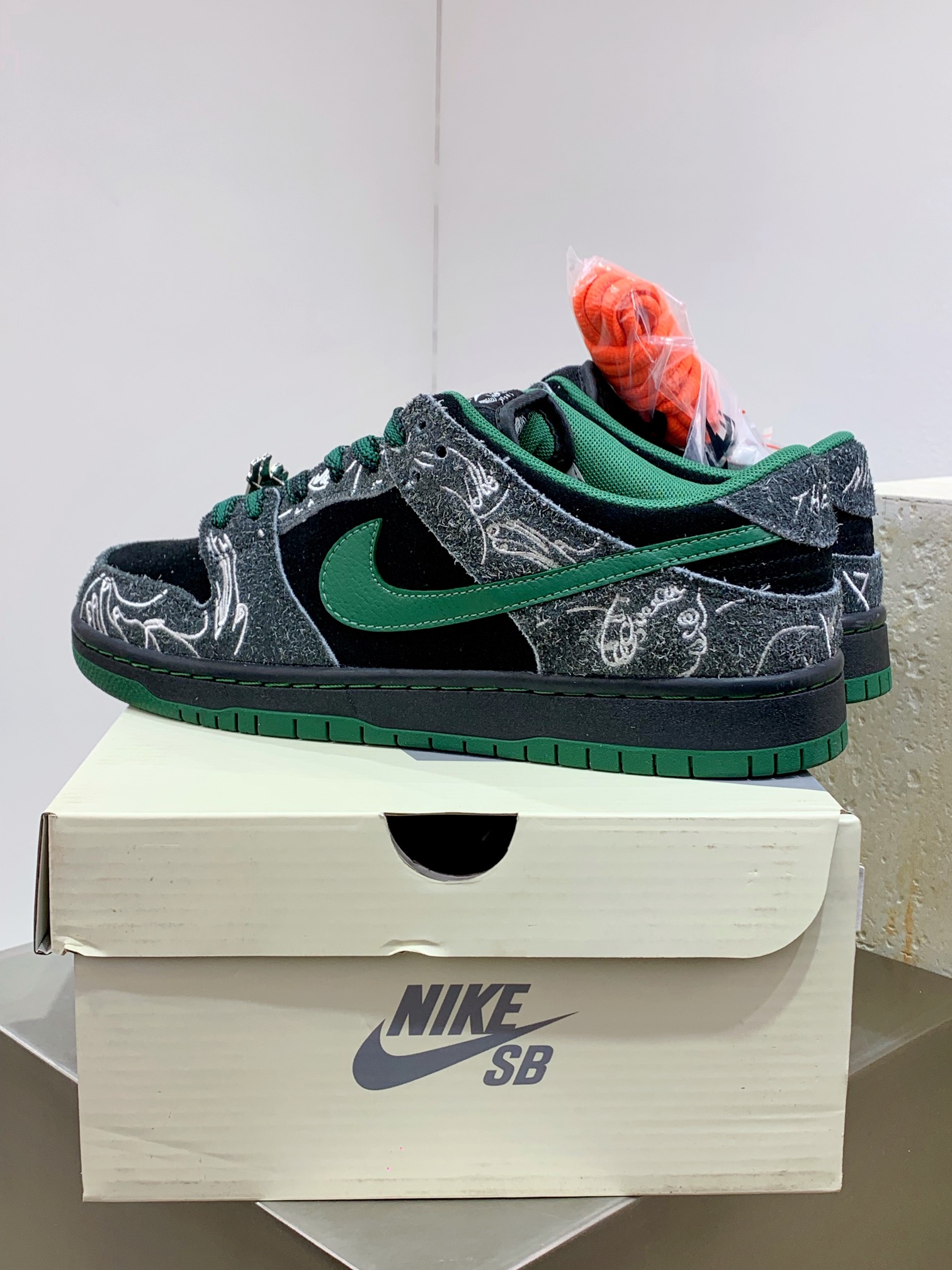 Nike Basic Shoes Black L-s