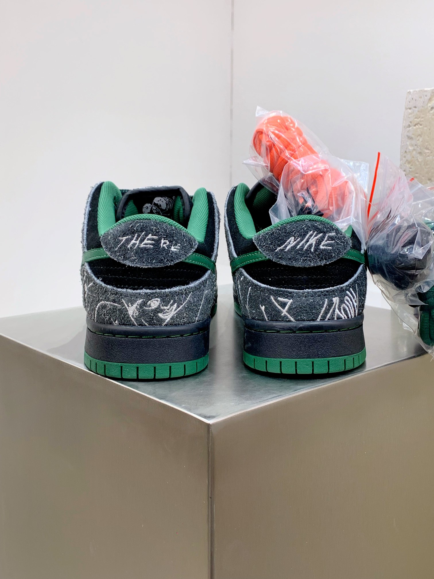 Nike Basic Shoes Black L-s