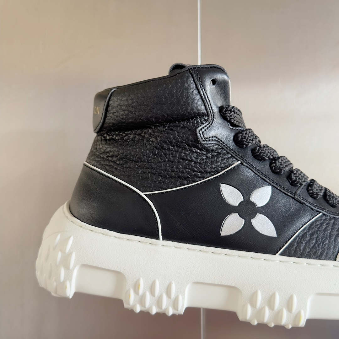 Louis Vuitton Male Sneakers M-l-s