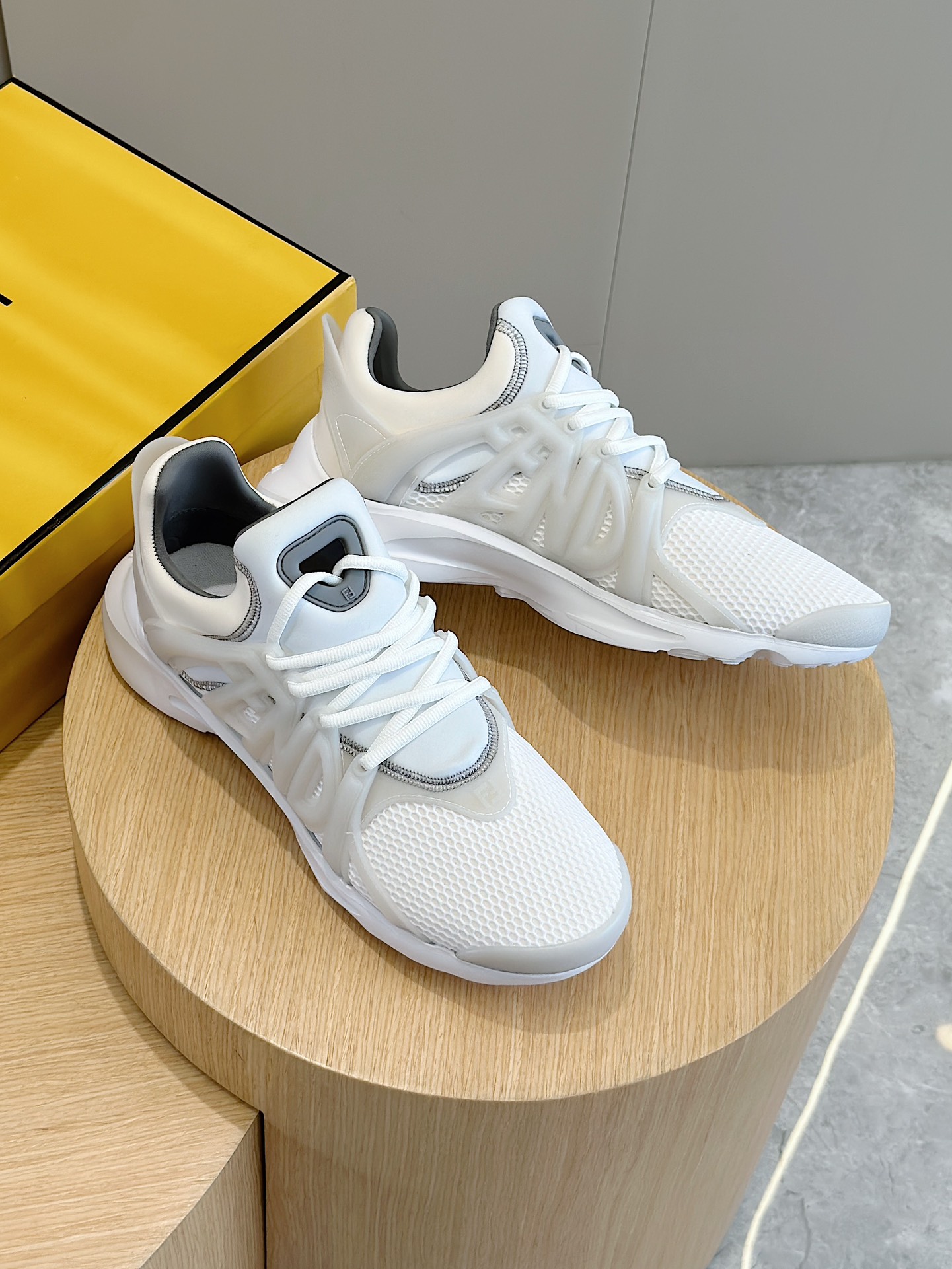 Fendi Male Sneakers White S