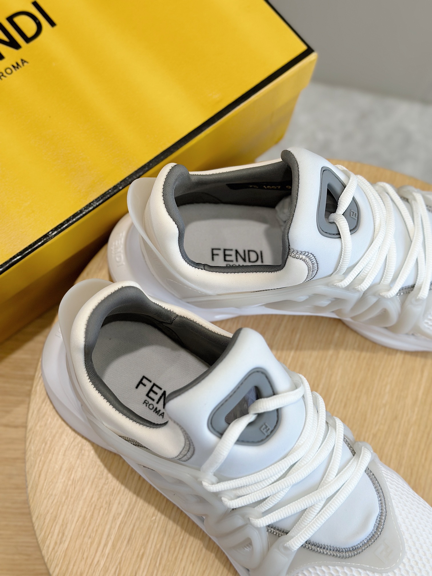 Fendi Male Sneakers White S