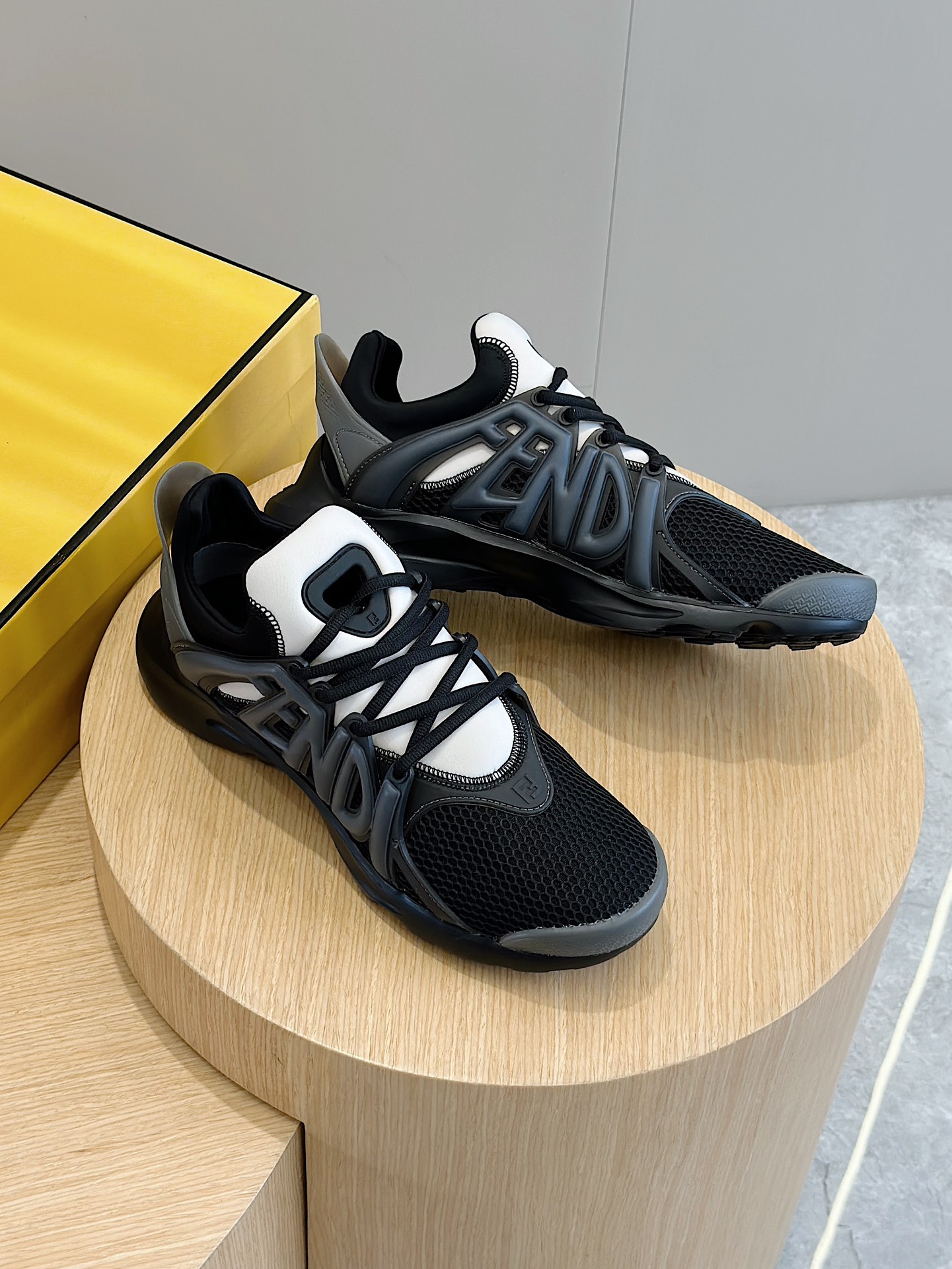 Fendi Male Sneakers White S