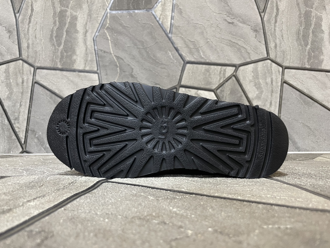 Ugg Basic Shoes Black