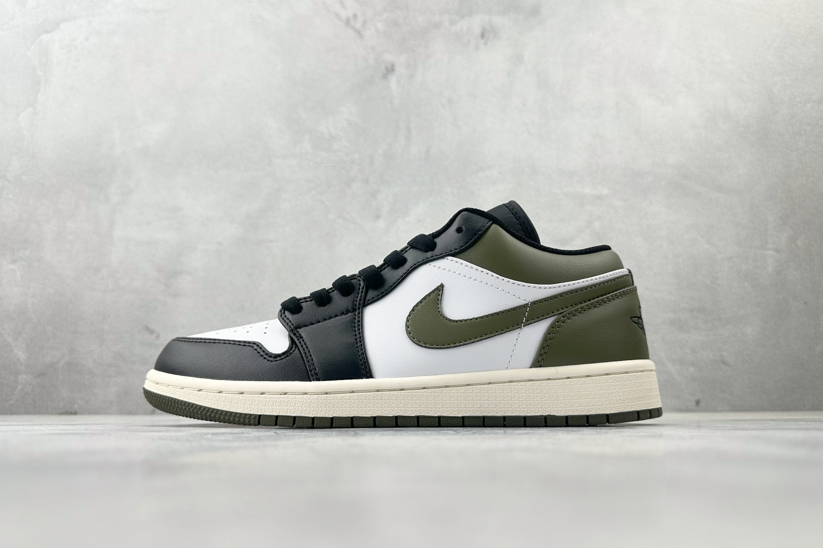 Jordan Nike Basic Shoes L