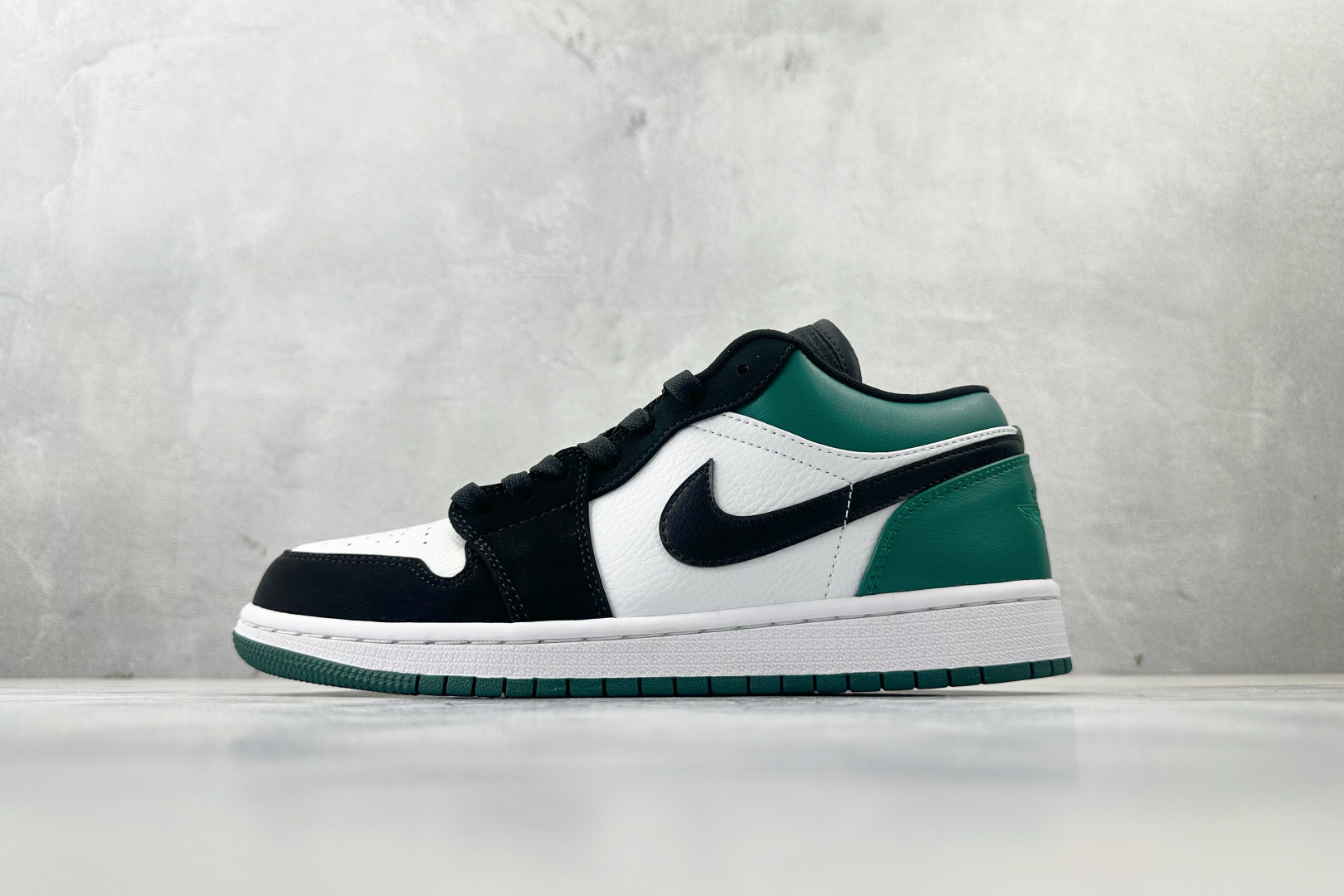 Jordan Nike Basic Shoes L