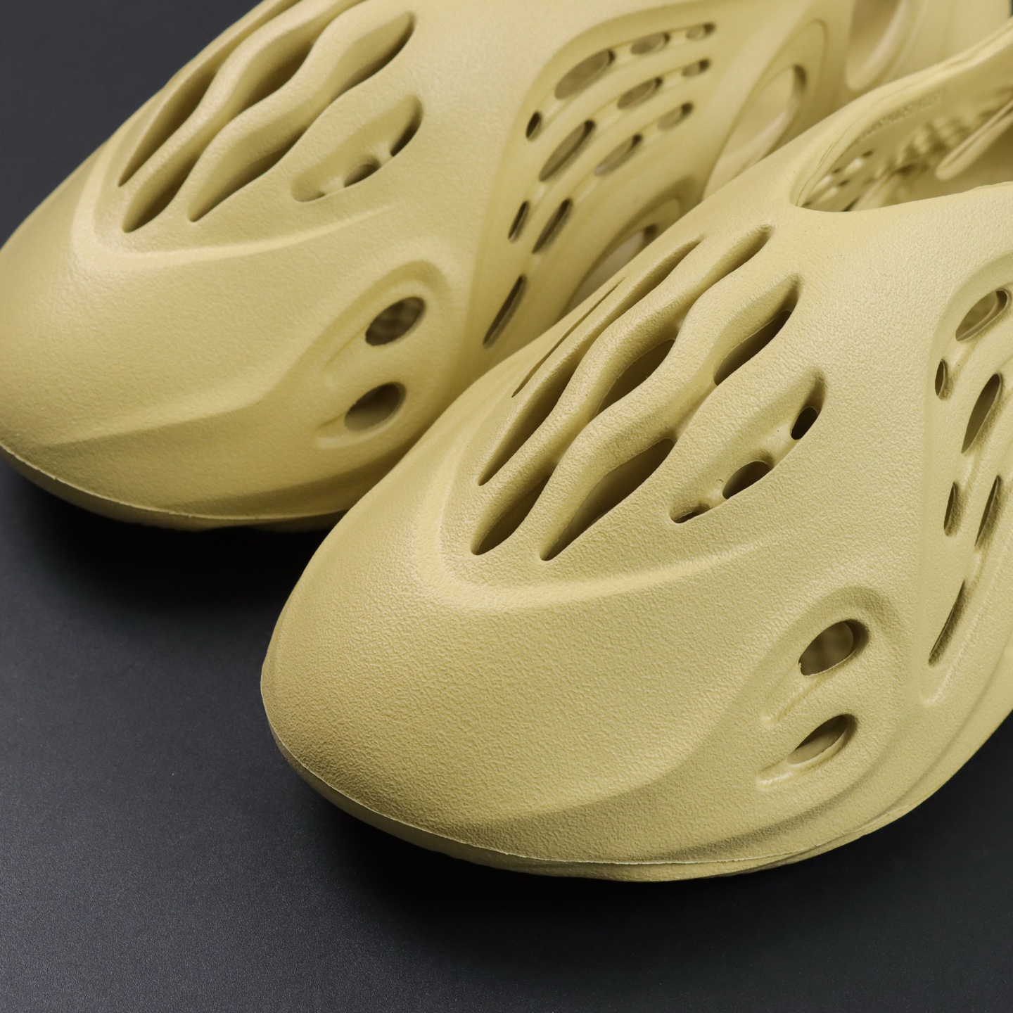 Crocs Yeezy Basic Shoes M