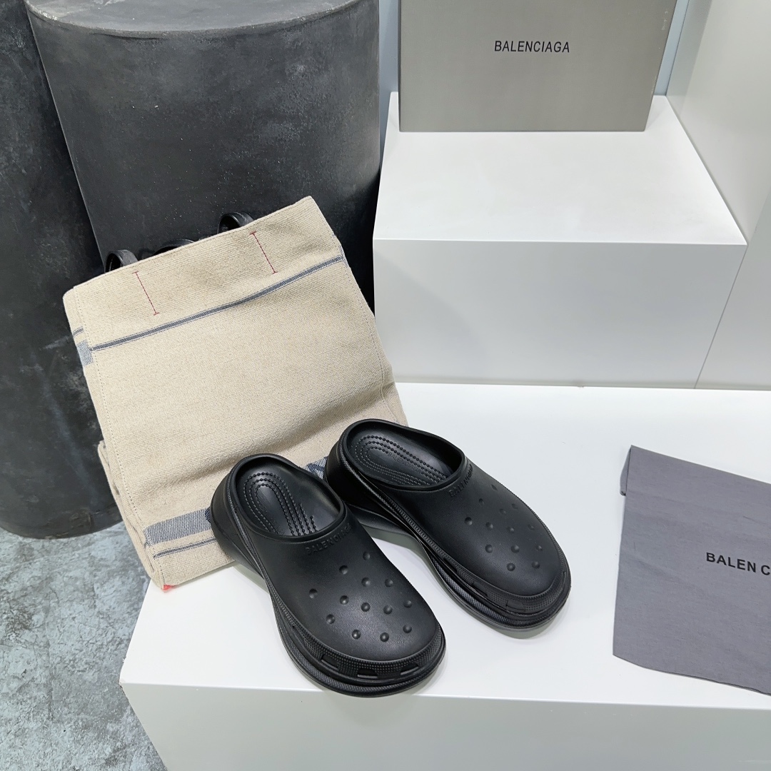 Balenciaga Female Slippers Breathable L