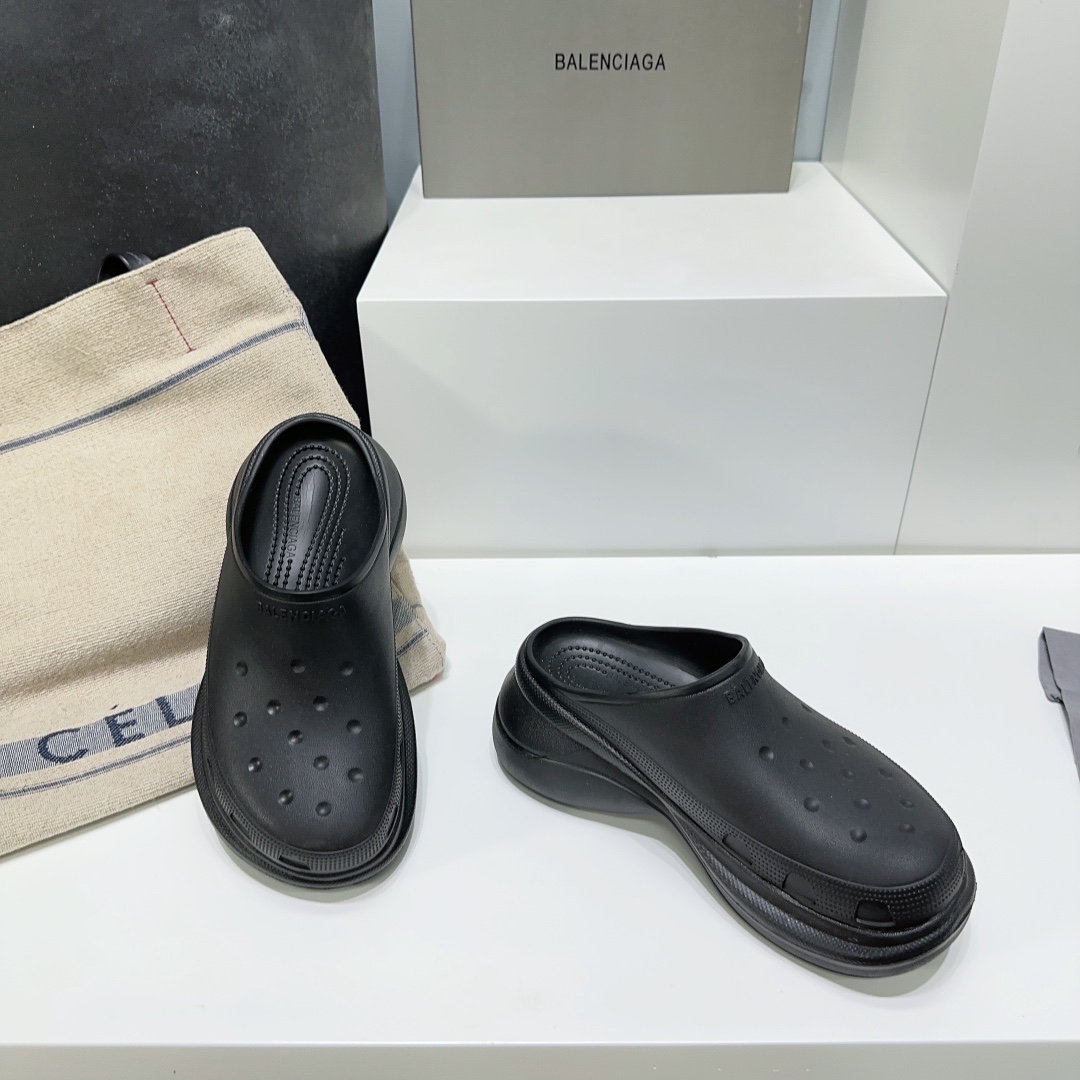 Balenciaga Female Slippers Breathable L
