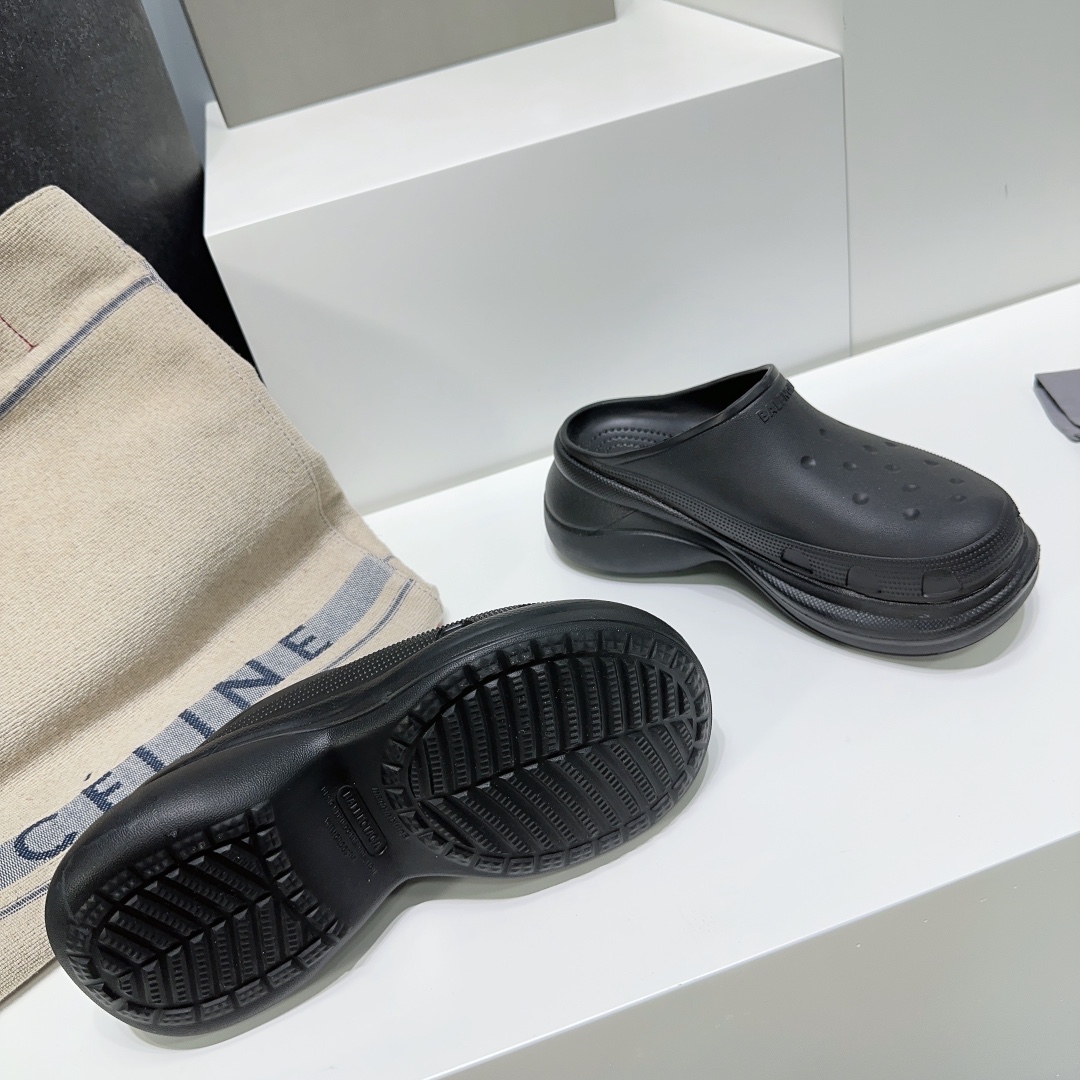 Balenciaga Female Slippers Breathable L