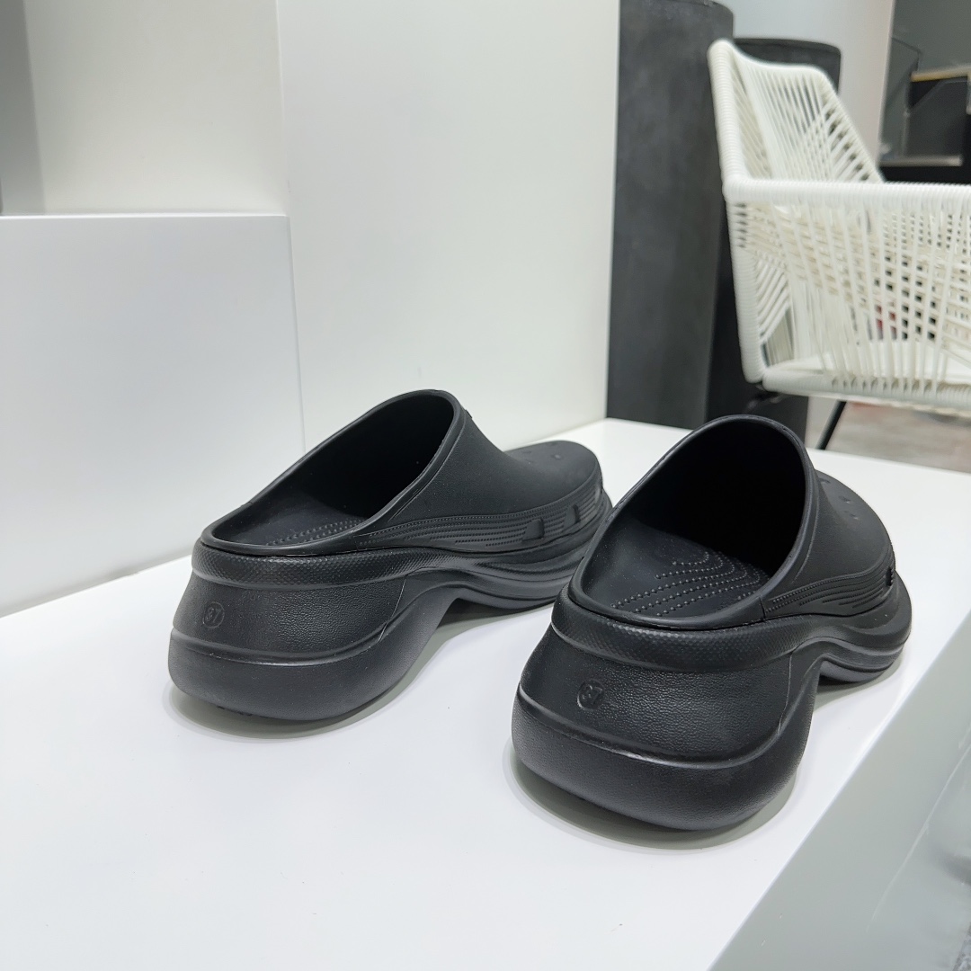 Balenciaga Female Slippers Breathable L