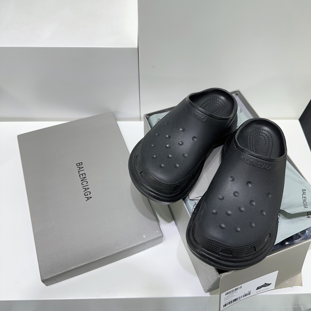 Balenciaga Female Slippers Breathable L