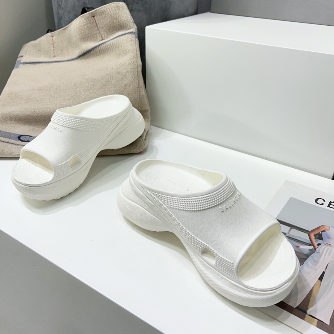 Balenciaga Female Slippers Breathable L