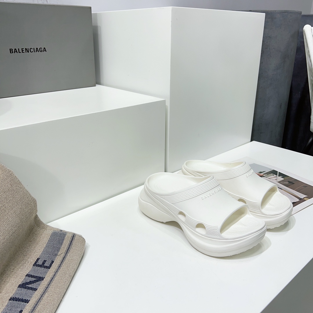 Balenciaga Female Slippers Breathable L