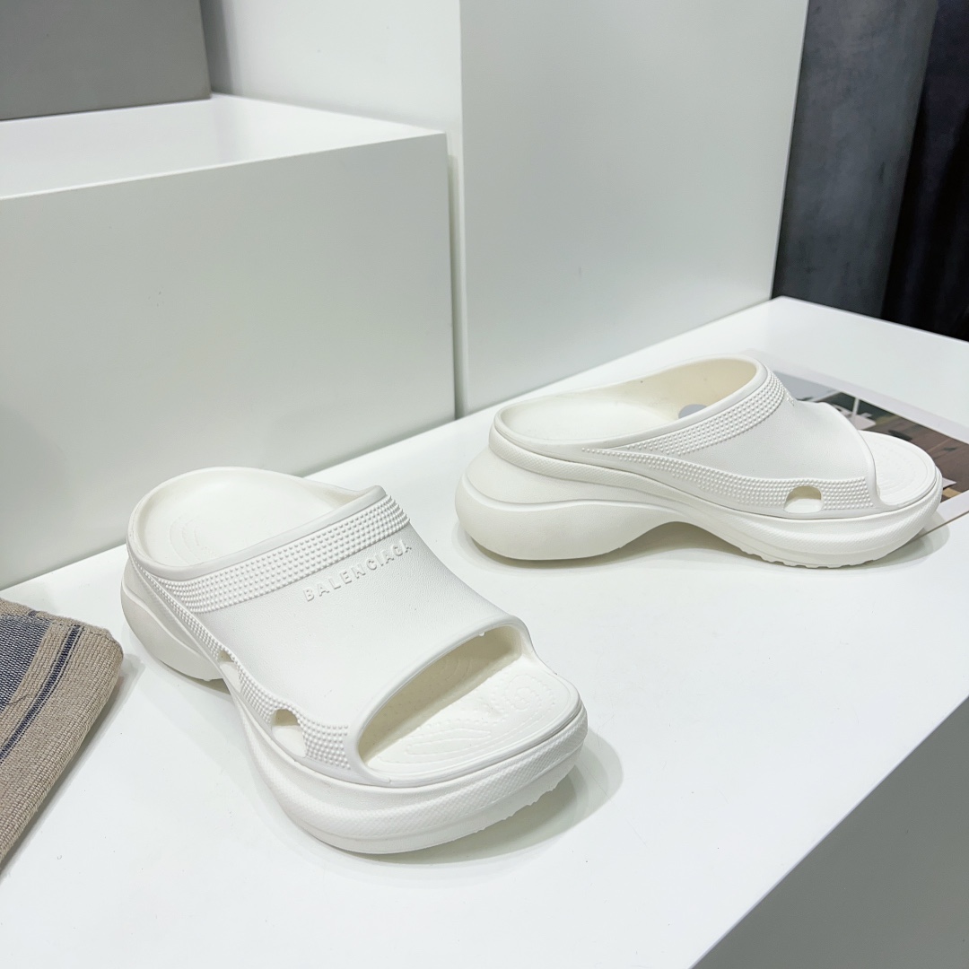 Balenciaga Female Slippers Breathable L