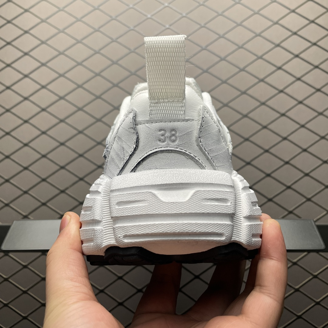 Sneakers M
