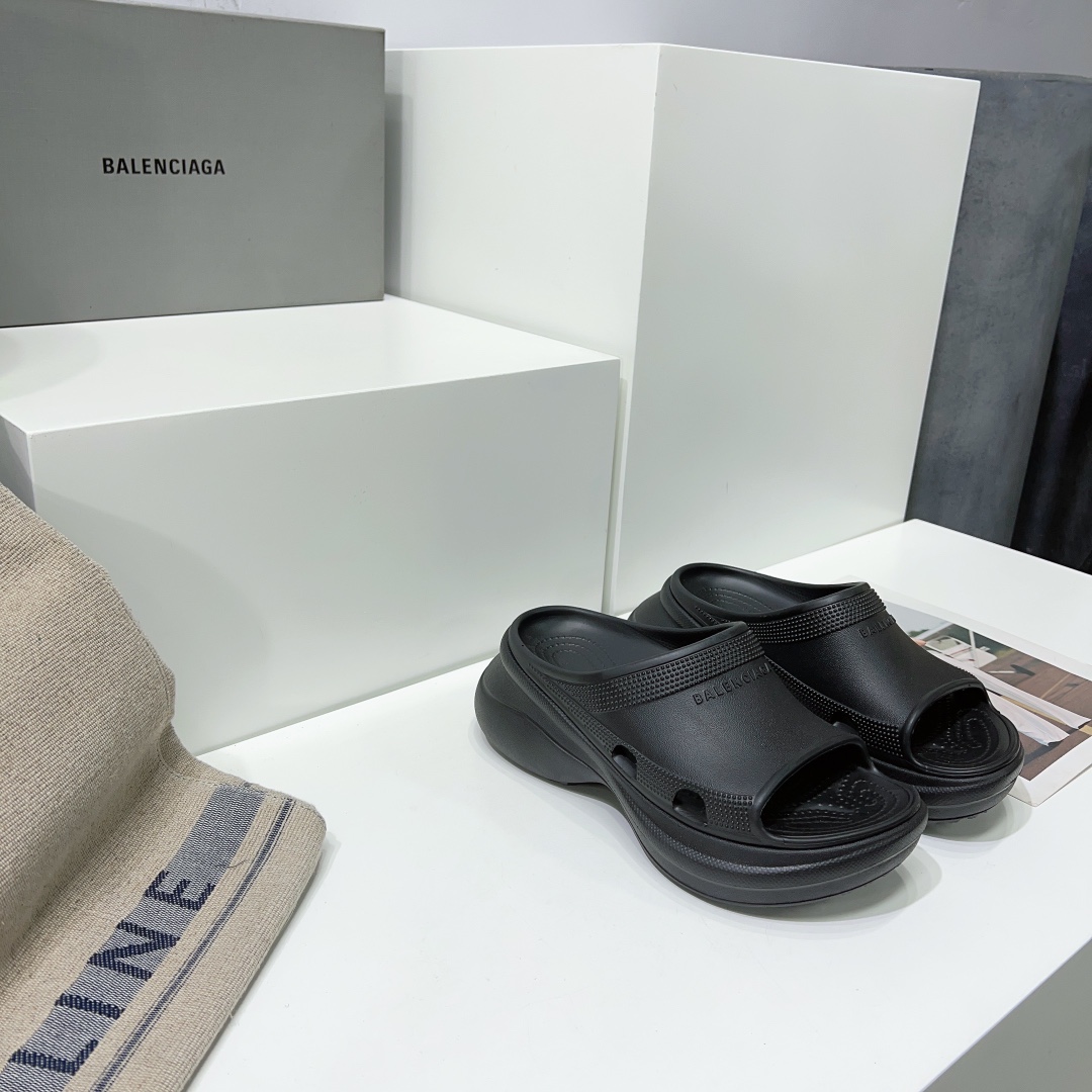 Balenciaga Female Slippers Breathable L