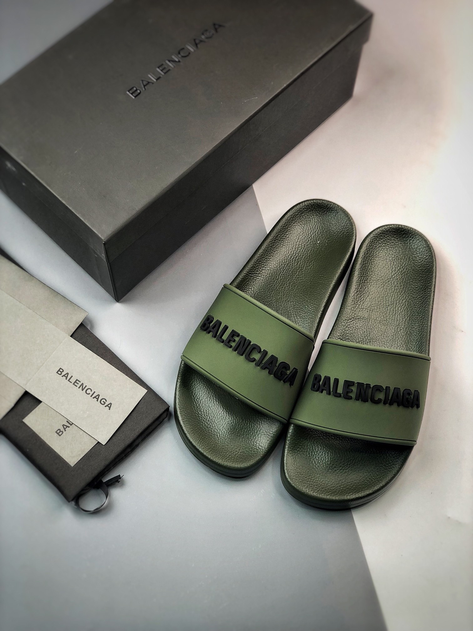 Slippers L