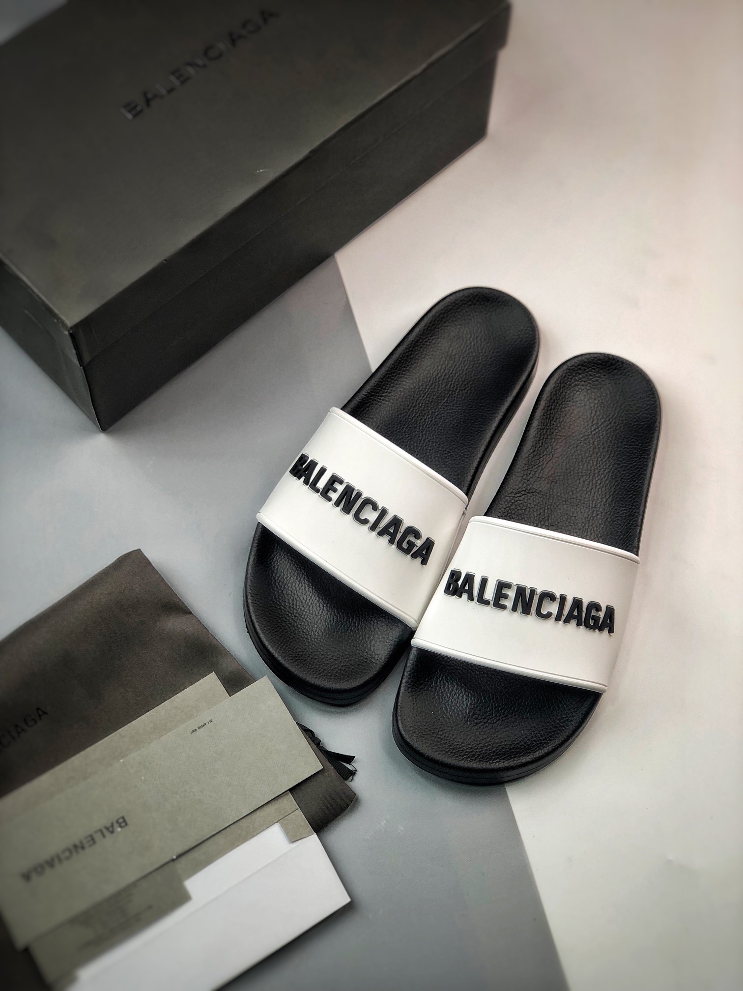 Slippers L