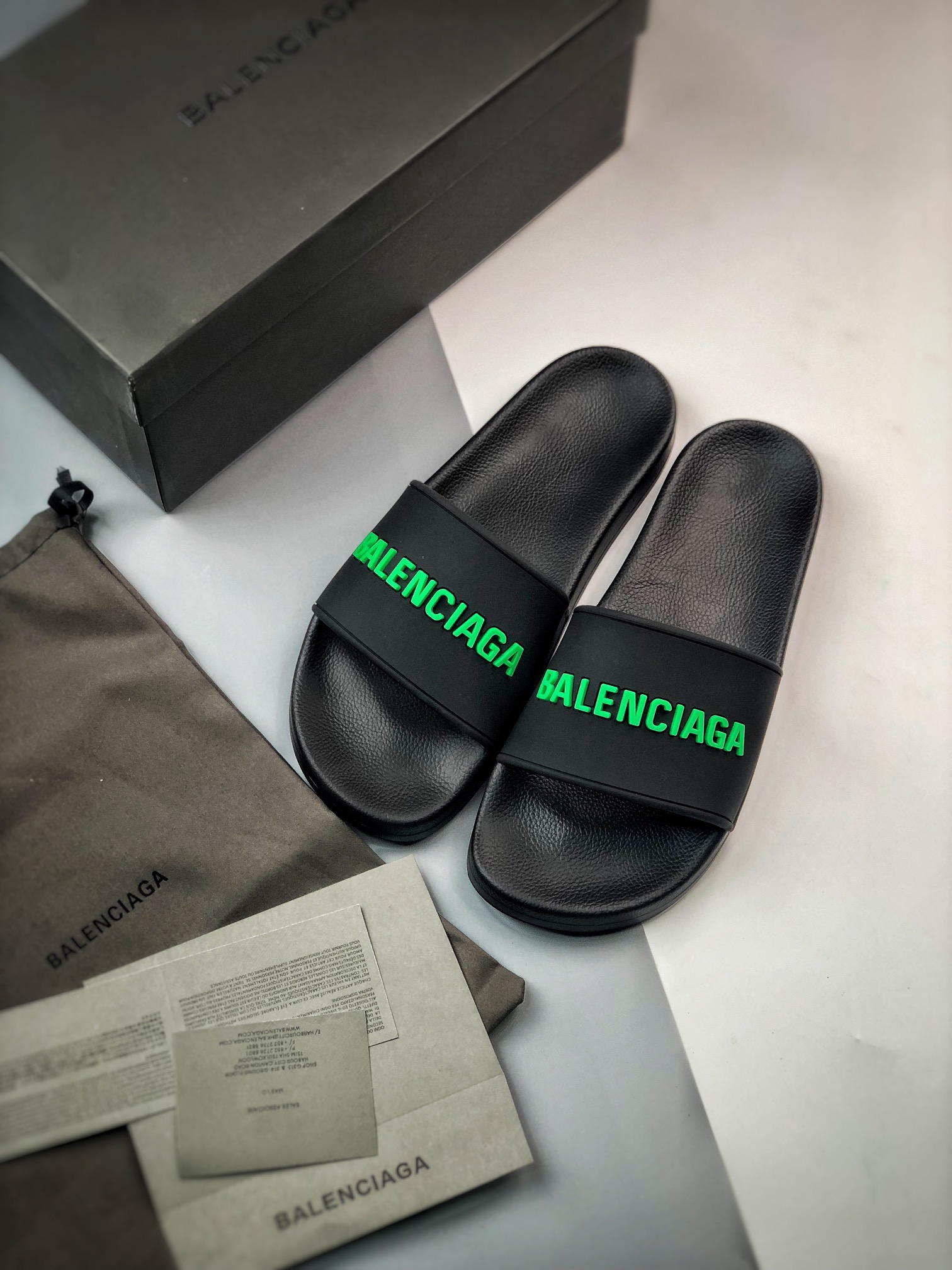 Slippers L