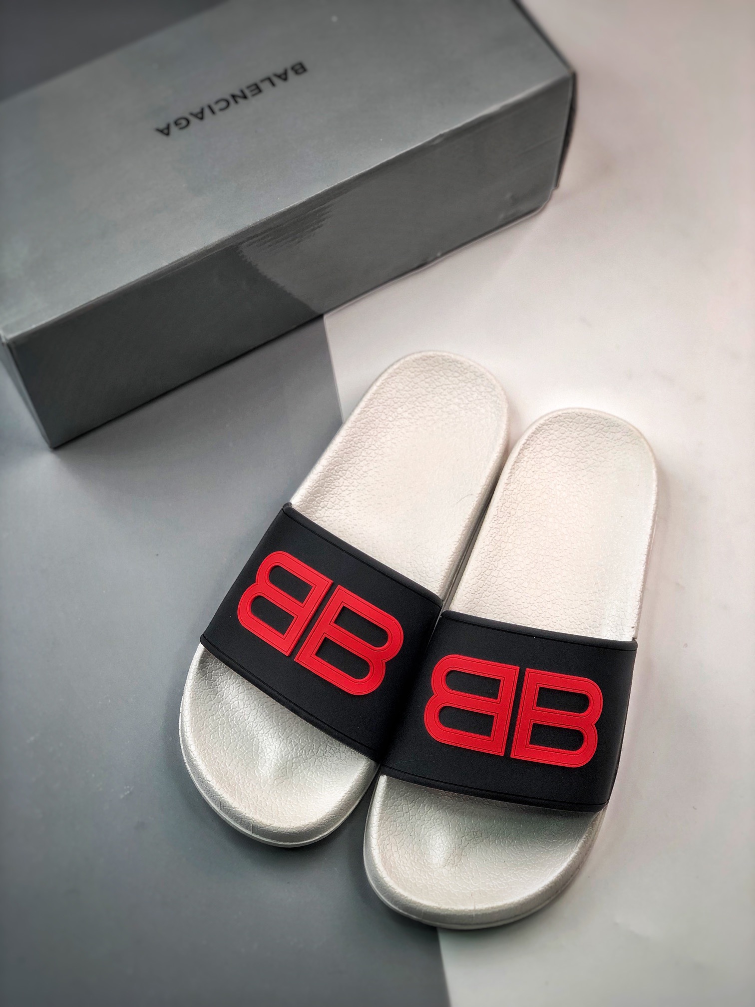 Slippers L