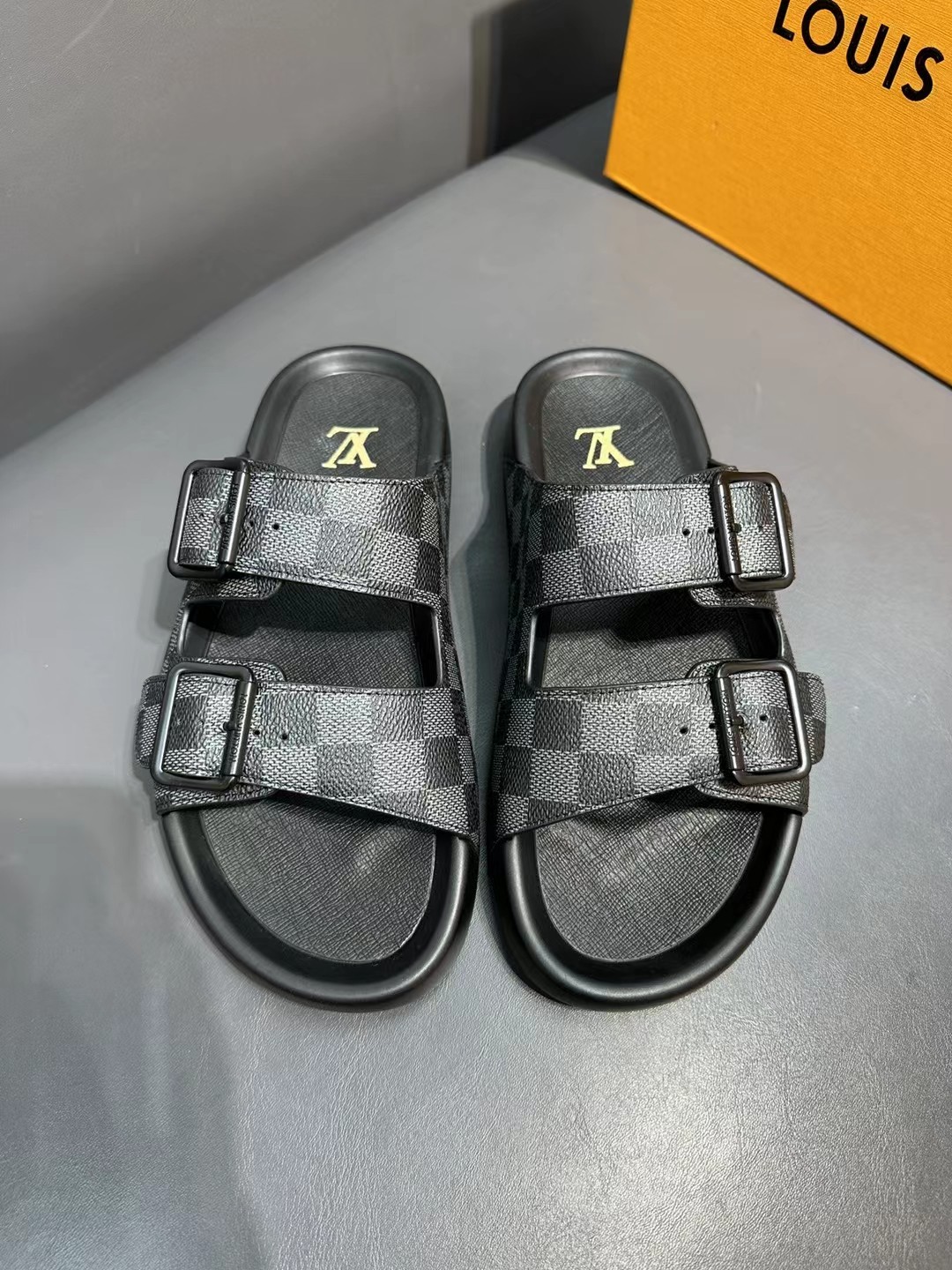 Louis Vuitton Basic Shoes 40-l