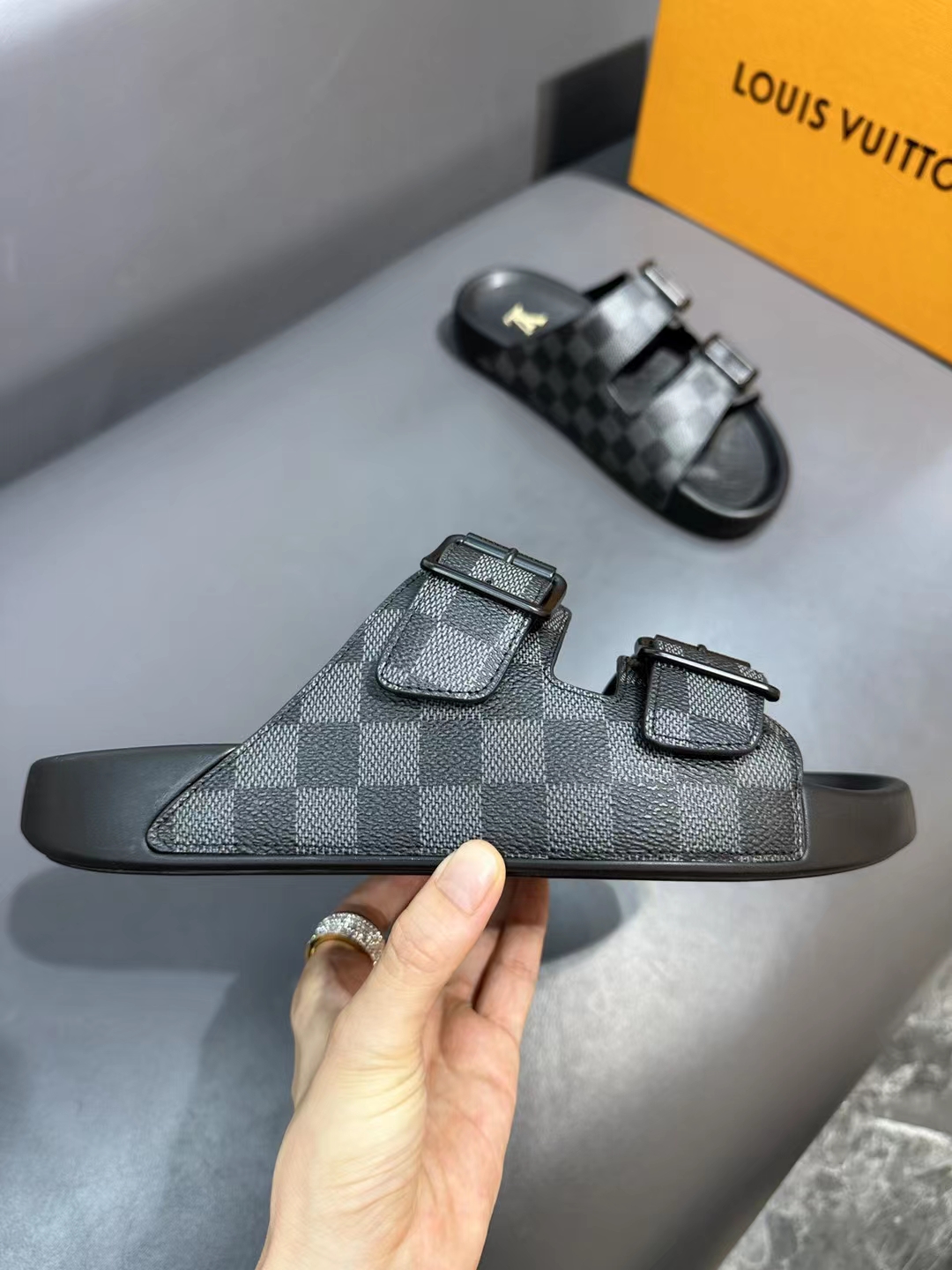 Louis Vuitton Basic Shoes 40-l