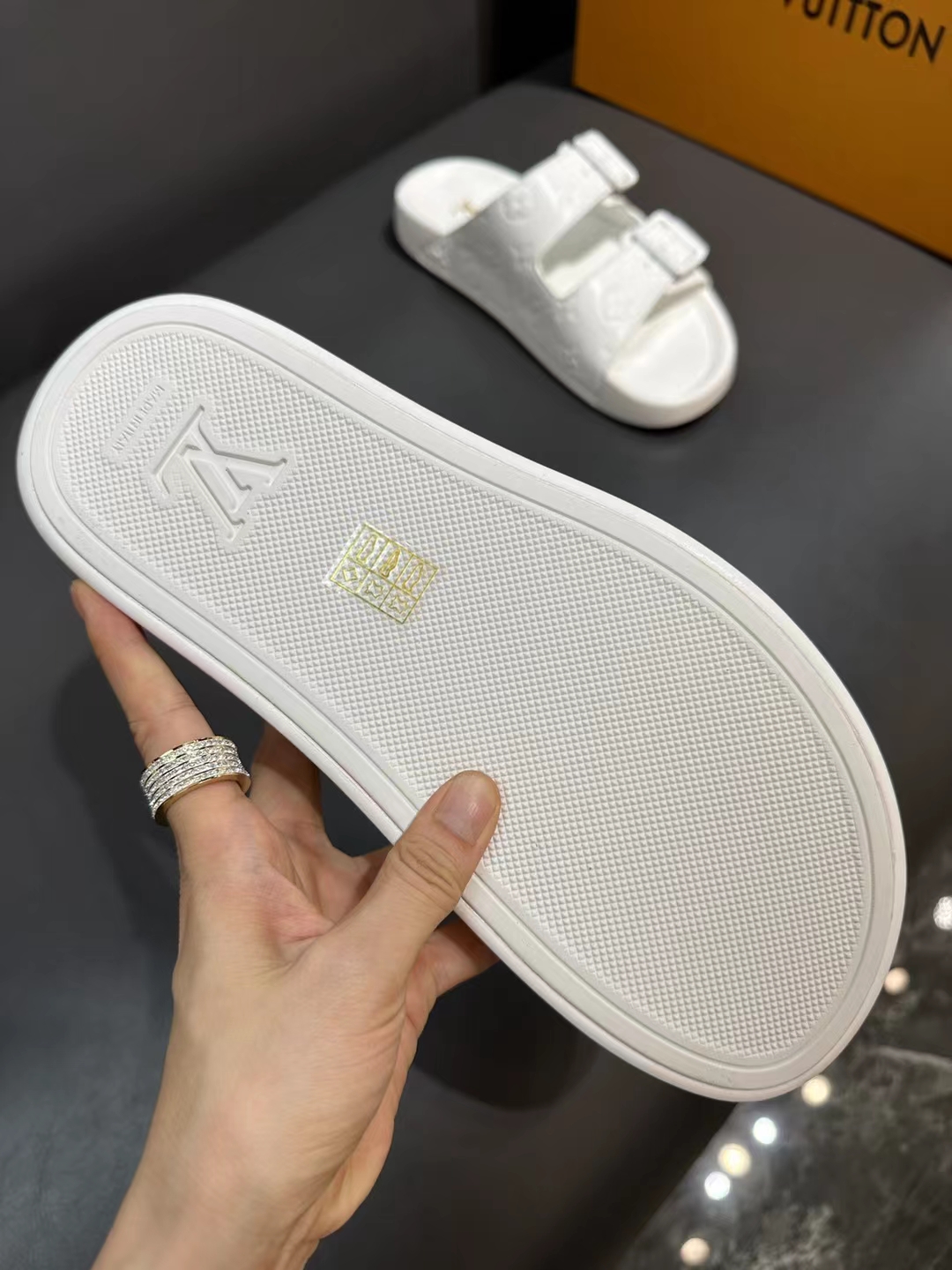 Louis Vuitton Basic Shoes 40-l