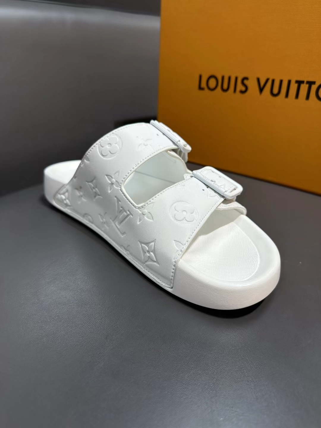 Louis Vuitton Basic Shoes 40-l