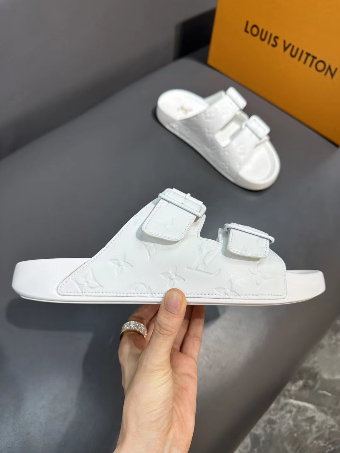 Louis Vuitton Basic Shoes 40-l